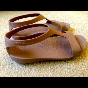 Serena Crocs Brown Size 7 Sandals Travel Shoes